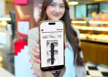 Seseorang menunjukkan layar smartphone berisi penawaran promo bundling Telkomsel untuk paket iPhone 18 Pro.