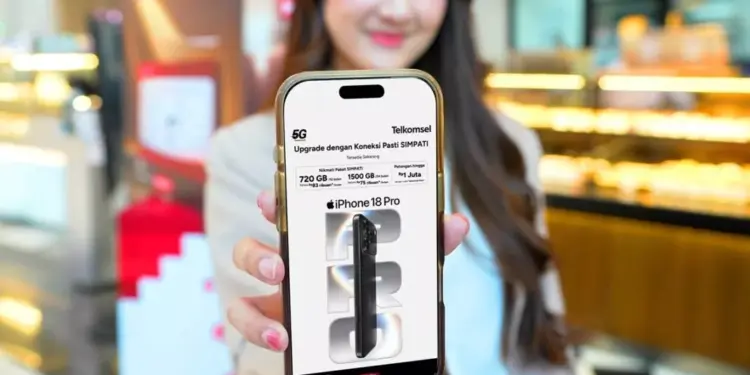 Seseorang menunjukkan layar smartphone berisi penawaran promo bundling Telkomsel untuk paket iPhone 18 Pro.
