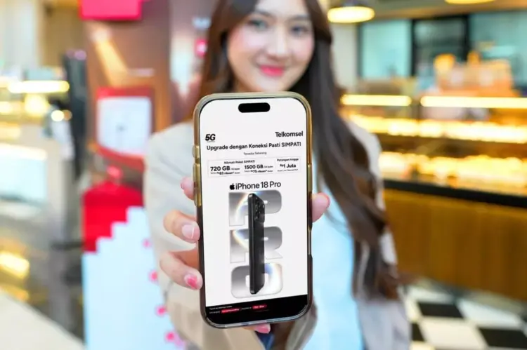 Seseorang menunjukkan layar smartphone berisi penawaran promo bundling Telkomsel untuk paket iPhone 18 Pro.