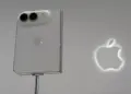 Detail bodi belakang dan modul kamera iPhone Duo berlatar logo Apple.
