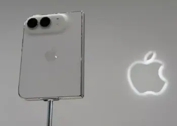 Detail bodi belakang dan modul kamera iPhone Duo berlatar logo Apple.