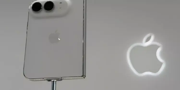 Detail bodi belakang dan modul kamera iPhone Duo berlatar logo Apple.