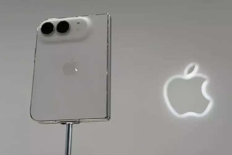 Detail bodi belakang dan modul kamera iPhone Duo berlatar logo Apple.