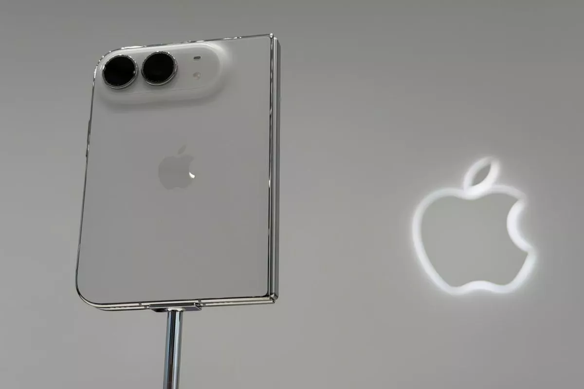 Detail bodi belakang dan modul kamera iPhone Duo berlatar logo Apple.