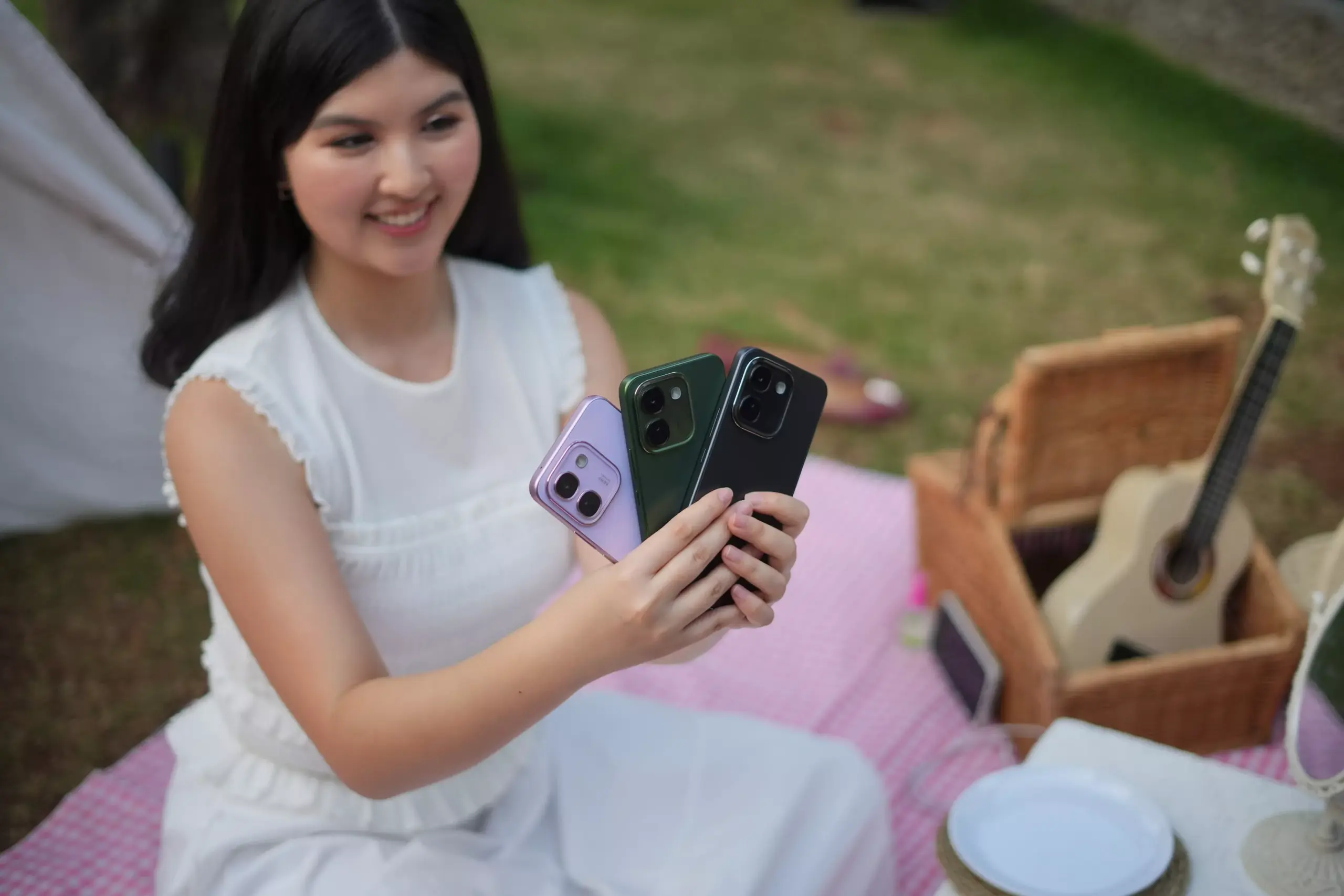 Tiga pilihan warna Vivo V80 Lite 5G dipegang sekaligus saat aktivitas luar ruangan.