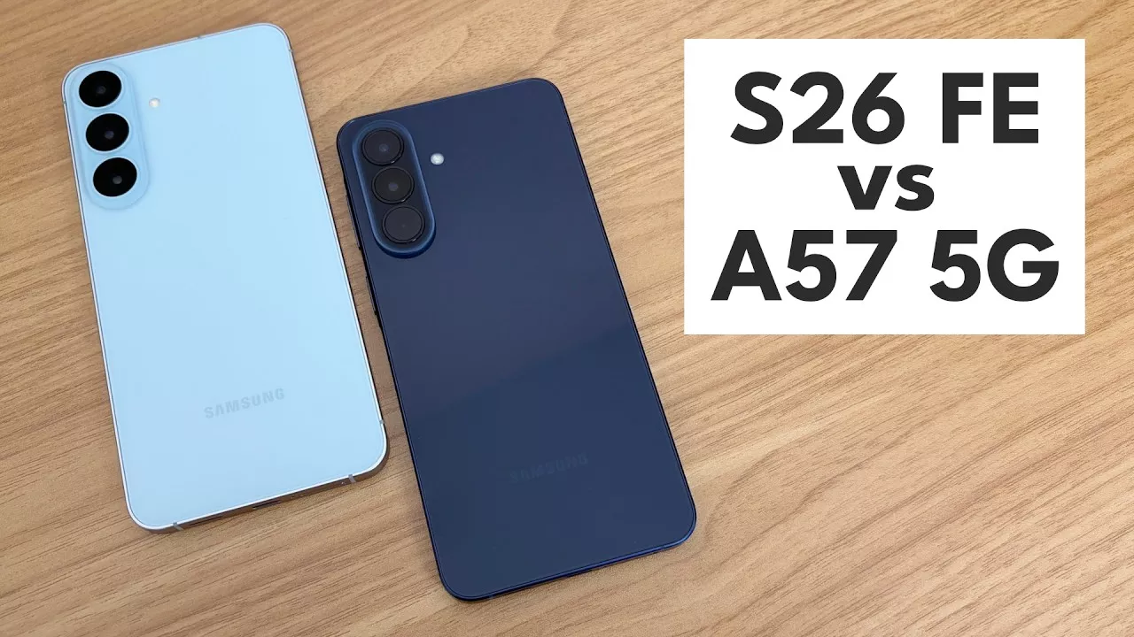Perbandingan bodi belakang Samsung Galaxy S26 FE warna biru muda dan Samsung Galaxy A57 5G warna biru tua.