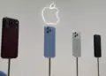 Deretan iPhone 18 Pro dan Pro Max dipajang di atas tiang pameran di bawah logo Apple yang menyala.