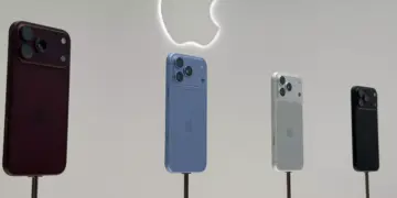 Deretan iPhone 18 Pro dan Pro Max dipajang di atas tiang pameran di bawah logo Apple yang menyala.