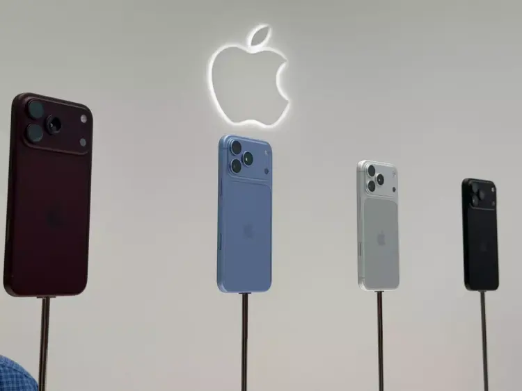 Deretan iPhone 18 Pro dan Pro Max dipajang di atas tiang pameran di bawah logo Apple yang menyala.