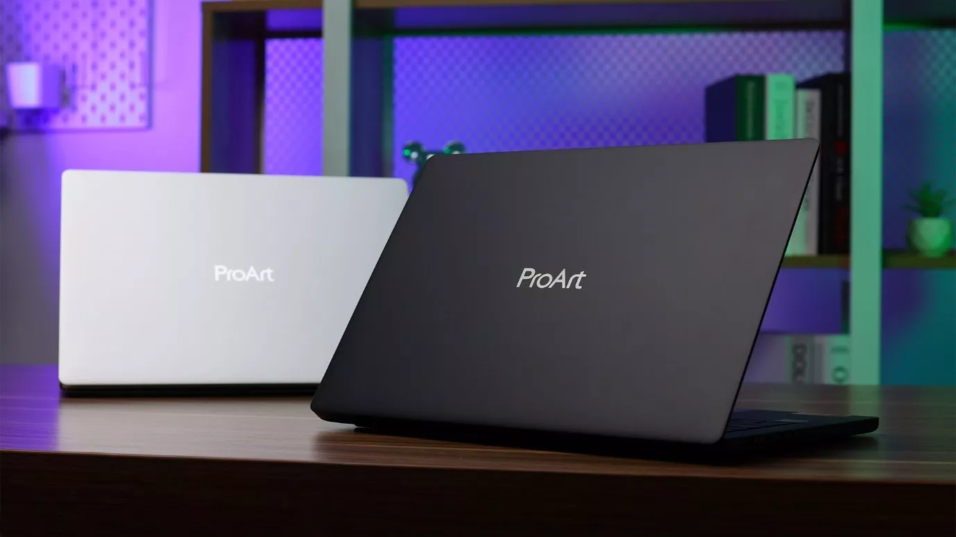 Dua unit laptop ASUS ProArt P14 dan P16 varian warna hitam dan putih diletakkan di atas meja