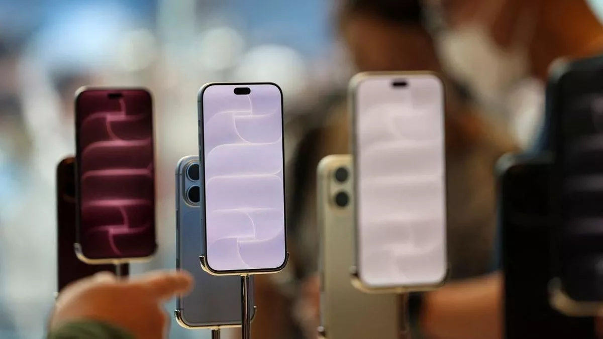 Tampilan layar depan iPhone 18 Pro yang menyala memperlihatkan desain Dynamic Island dan bezel tipis.