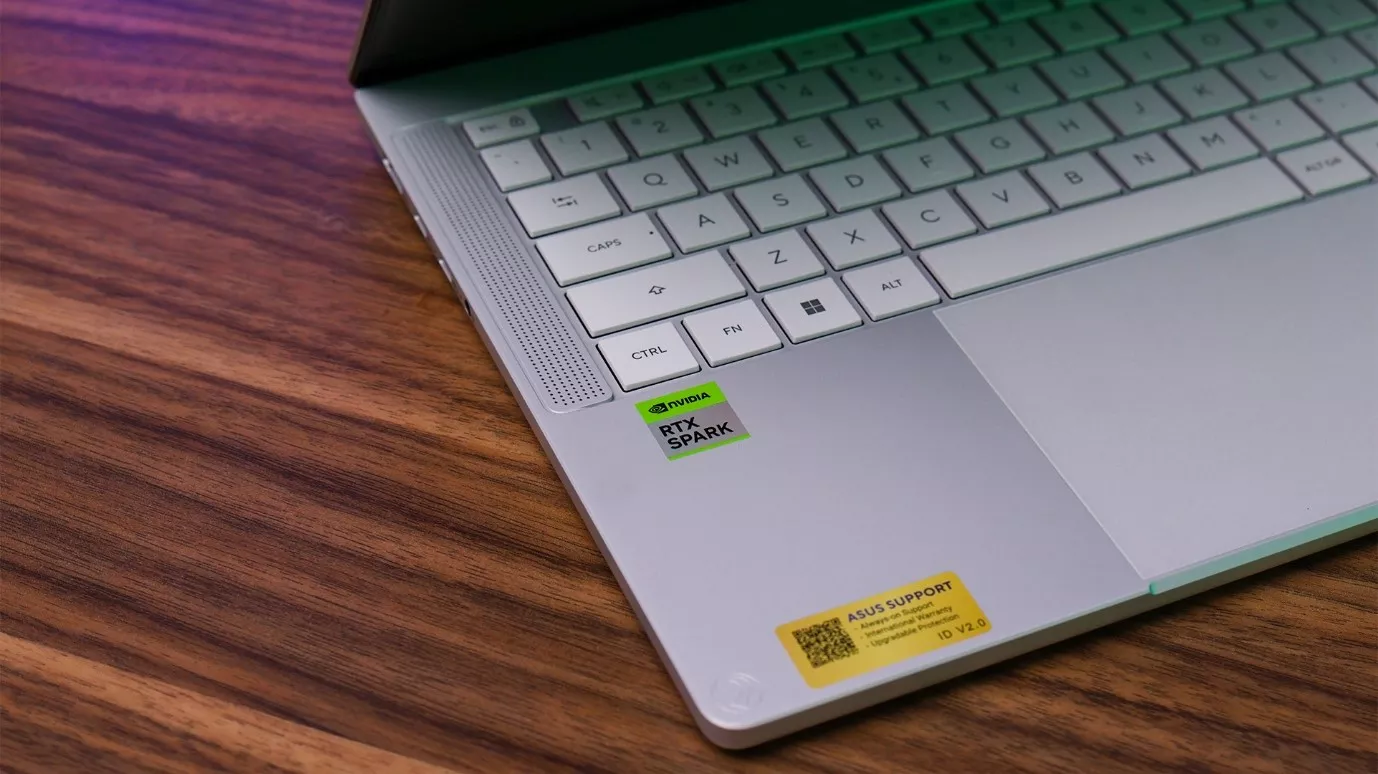 Detail keyboard warna putih laptop ASUS ProArt P14 dan P16 lengkap dengan stiker Nvidia RTX Spark
