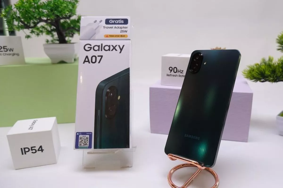 Perangkat HP Samsung 5G bersama kotak penjualan resmi dan atribut pendukungnya.