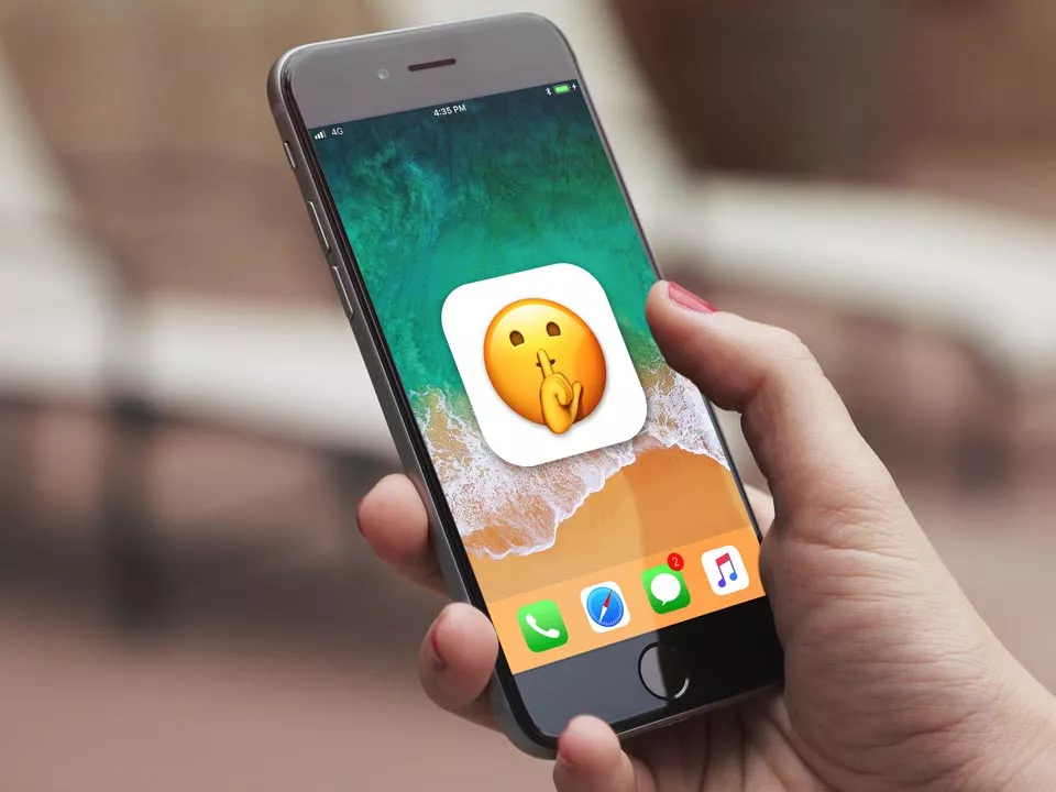 Pengguna mengoperasikan model iPhone lama berbingkai klasik dengan tombol Home.