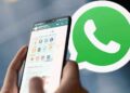 Pengguna mengoperasikan aplikasi pesan instan di smartphone dengan ikon resmi penangkal WhatsApp Palsu.