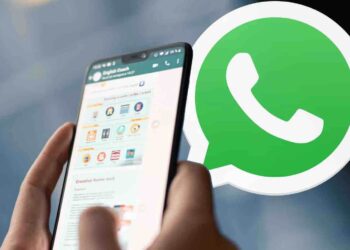 Pengguna mengoperasikan aplikasi pesan instan di smartphone dengan ikon resmi penangkal WhatsApp Palsu.