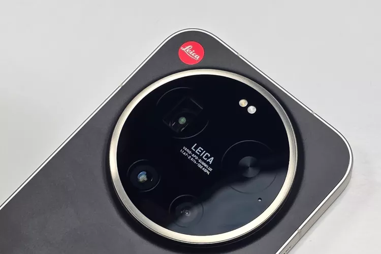 Close up modul kamera belakang HP Kamera Leica dengan logo merah khas dan tulisan Vario Summilux.