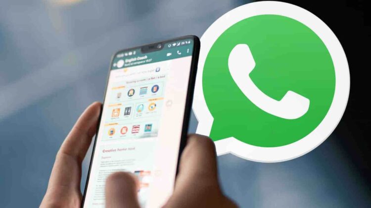 Pengguna mengoperasikan aplikasi pesan instan di smartphone dengan ikon resmi penangkal WhatsApp Palsu.
