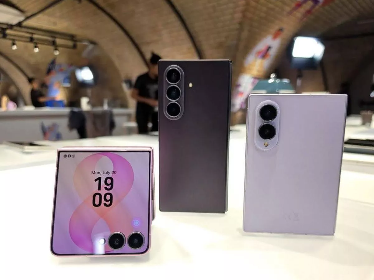 Jajaran varian warna Samsung Galaxy Z Fold8 beserta versi lipat dalam posisi berdiri untuk menguji engsel.