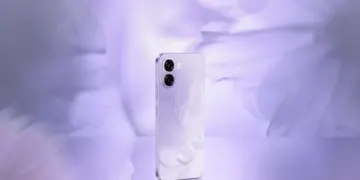 Desain bodi belakang HP OPPO 3 Jutaan nuansa ungu motif bunga yang estetik dan cocok untuk kreator pemula.