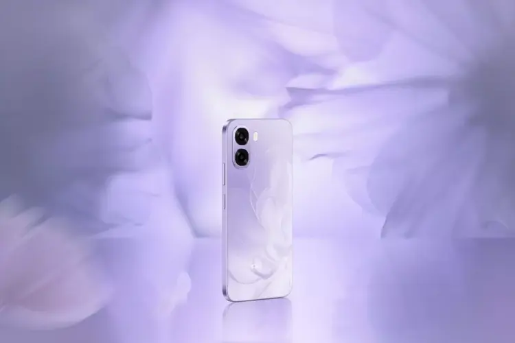 Desain bodi belakang HP OPPO 3 Jutaan nuansa ungu motif bunga yang estetik dan cocok untuk kreator pemula.