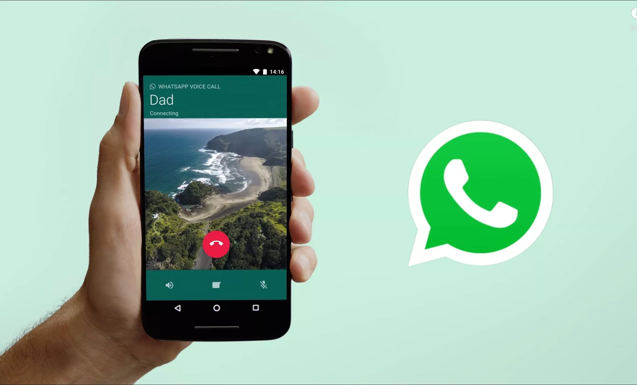 Seseorang memegang smartphone yang menampilkan proses panggilan telepon WhatsApp.