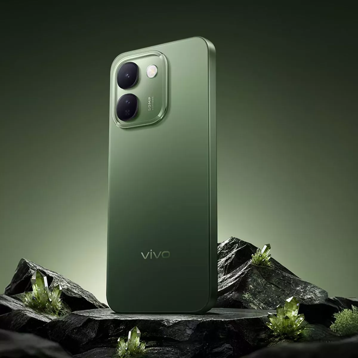 Tampilan bodi belakang vivo V80 Lite 5G warna hijau berdiri di atas bebatuan kristal.