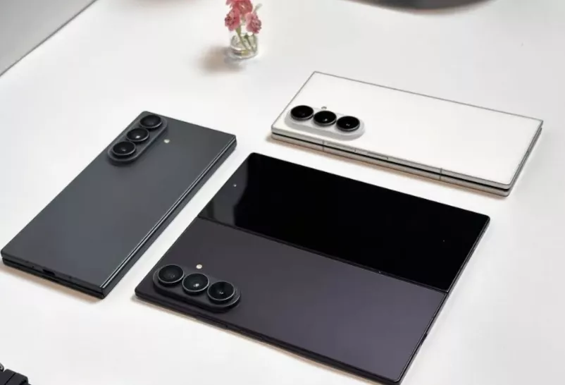 Tiga unit HP lipat terbaik dalam kondisi terlipat dan terbuka di atas meja putih