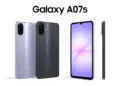 Poster resmi rilis Samsung Galaxy A07s yang memperlihatkan bodi depan dan belakang smartphone