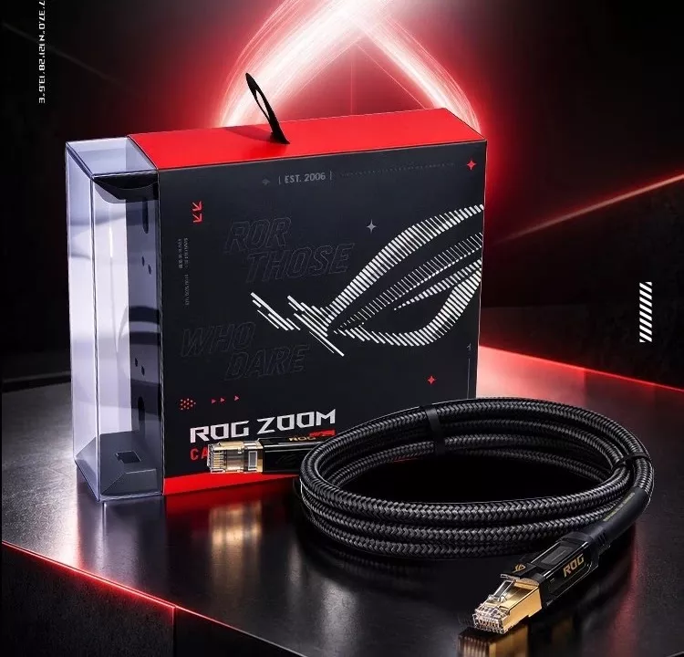 Kabel ethernet ASUS ROG Zoom dengan konektor berlapis emas di samping kotak kemasannya