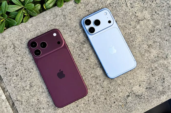Dua unit iPhone 18 Pro berwarna merah marun dan biru muda diletakkan di atas permukaan batu.