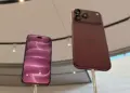 Tampilan depan dan belakang iPhone 18 Pro yang dipajang di Apple Store.