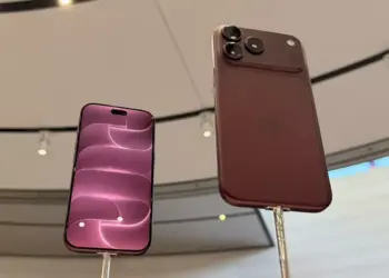 Tampilan depan dan belakang iPhone 18 Pro yang dipajang di Apple Store.