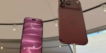 Tampilan depan dan belakang iPhone 18 Pro yang dipajang di Apple Store.