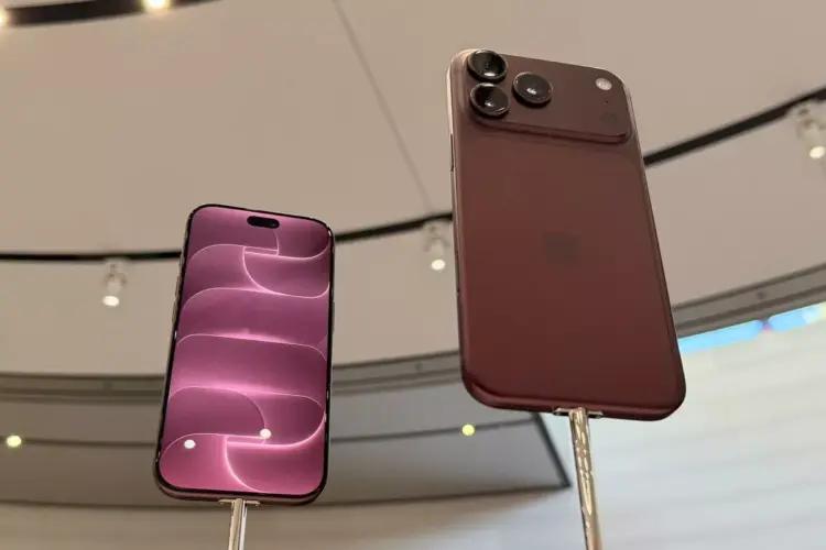Tampilan depan dan belakang iPhone 18 Pro yang dipajang di Apple Store.