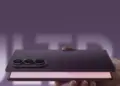 Sisi samping Samsung Galaxy Z Fold8 yang tipis saat setengah terlipat memperlihatkan engsel engsel kokoh.