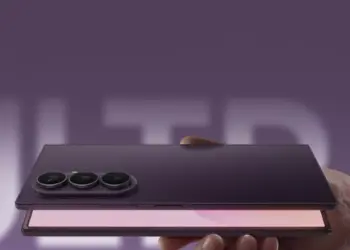 Sisi samping Samsung Galaxy Z Fold8 yang tipis saat setengah terlipat memperlihatkan engsel engsel kokoh.