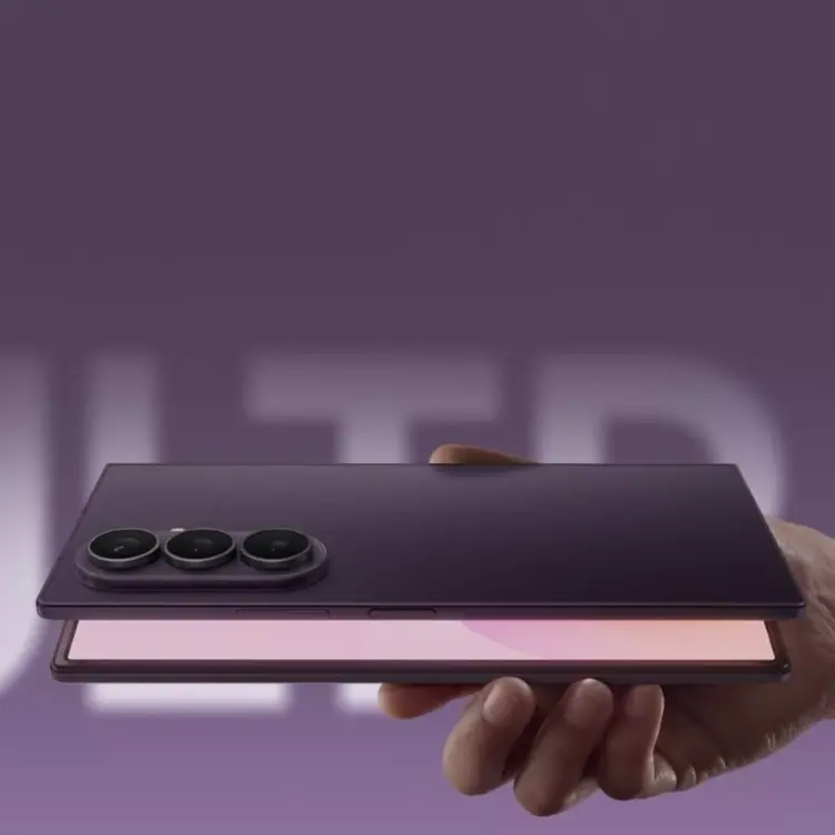 Sisi samping Samsung Galaxy Z Fold8 yang tipis saat setengah terlipat memperlihatkan engsel engsel kokoh.