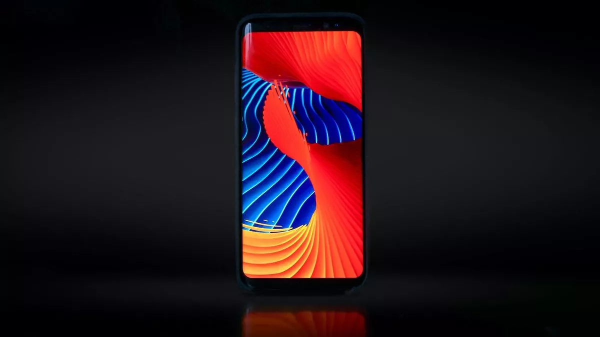 Smartphone layar AMOLED 144Hz dalam kelas HP 4 jutaan dengan warna visual yang kontras dan tajam.