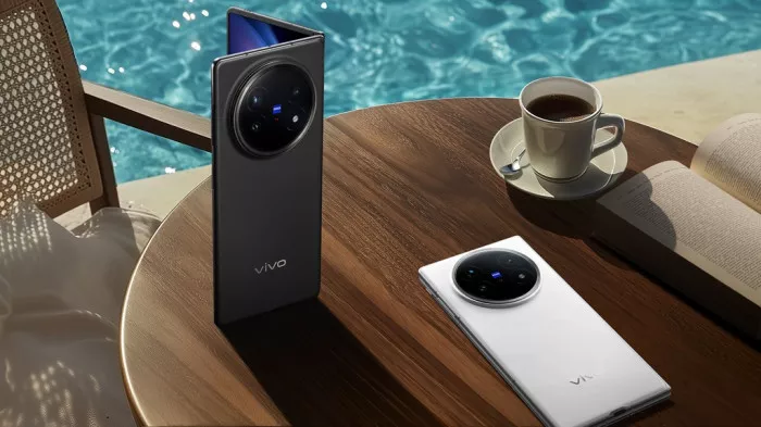 HP lipat Vivo terbaik dengan modul kamera bulat ZEISS berdiri di atas meja kayu samping kolam renang
