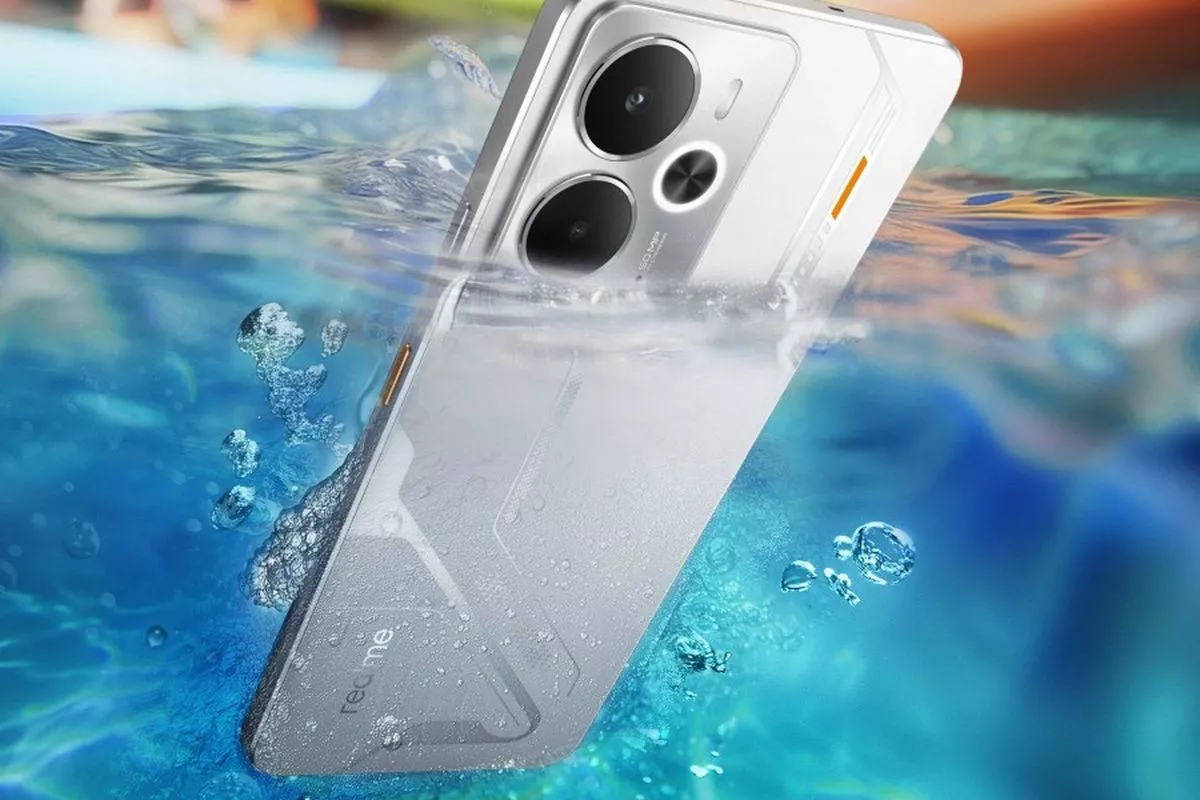 Fitur tahan air IP rating pada HP 3 Jutaan Realme saat terendam dalam air.