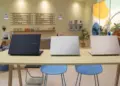 Tiga unit laptop merek terkenal yang mewakili pasar pengiriman PC global