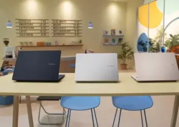Tiga unit laptop merek terkenal yang mewakili pasar pengiriman PC global