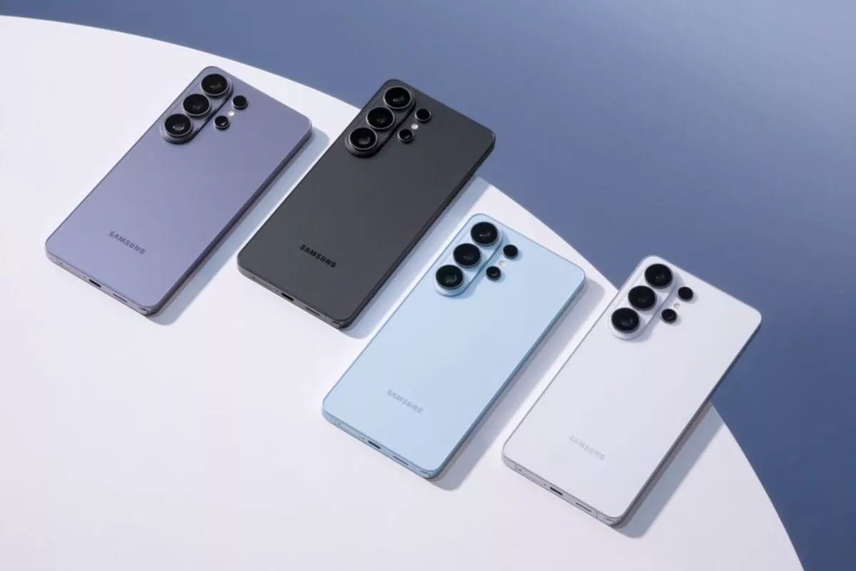 Empat varian warna smartphone Samsung dengan susunan multi-kamera yang ideal sebagai HP kamera wide.