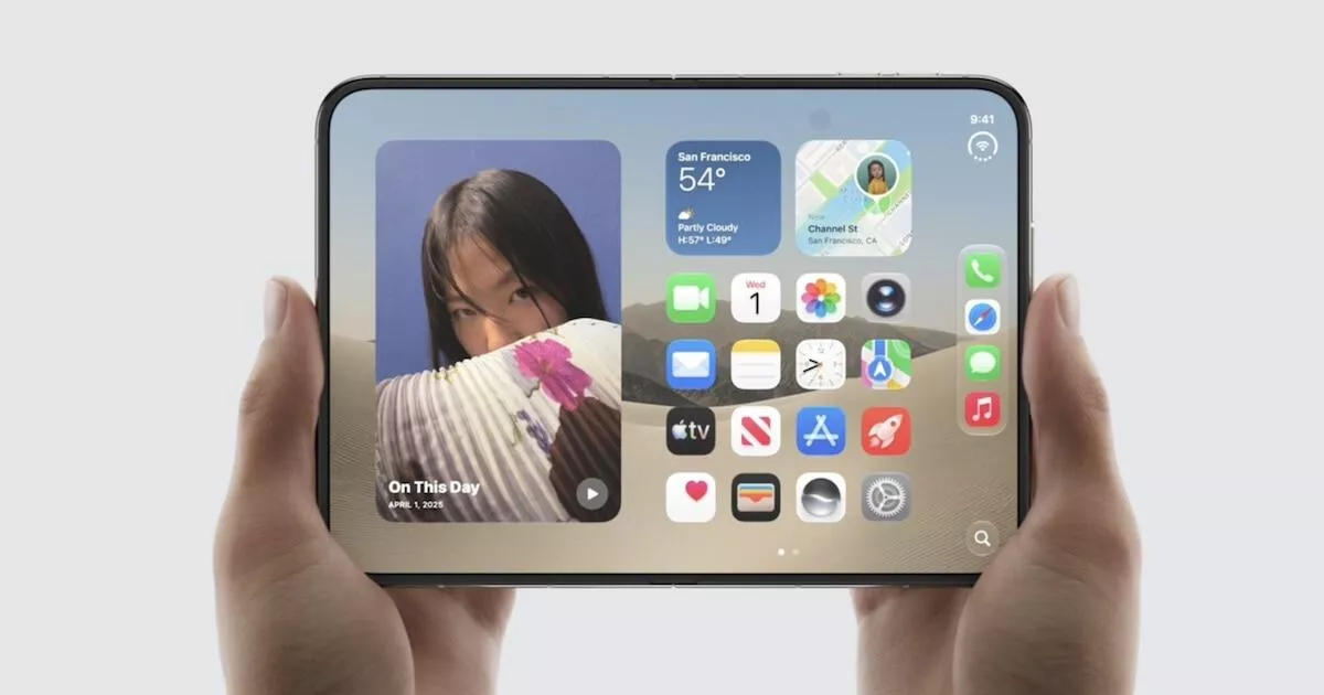 Tampilan layar utama terbuka luas smartphone lipat iPhone Duo yang dipegang dengan kedua tangan