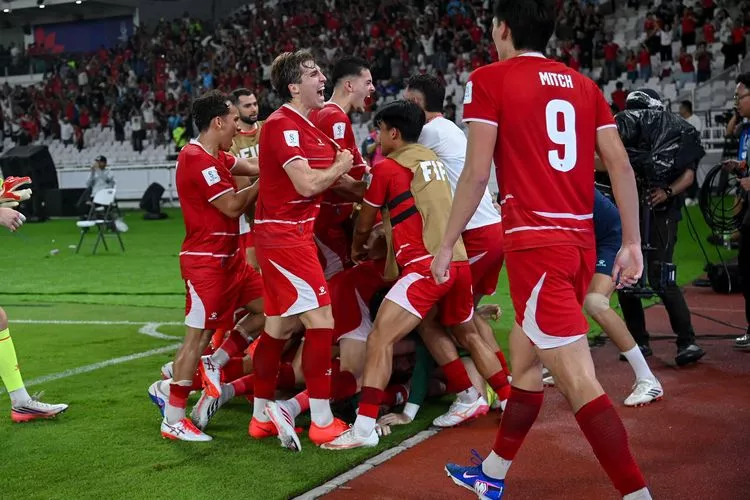 Para pemain Timnas Indonesia merayakan gol bersama di pinggir lapangan dalam laga Final FIFA ASEAN Cup.