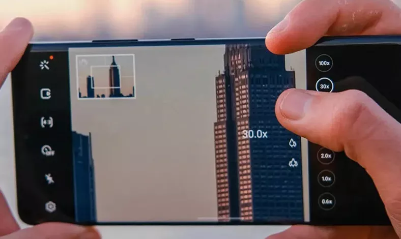Pengujian kemampuan zoom kamera smartphone hingga 30x untuk mengambil foto gedung tinggi