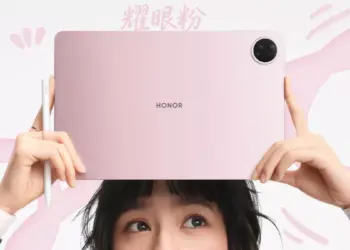 Seseorang memegang Honor Win Pad warna pink beserta pena stylus di atas kepala.
