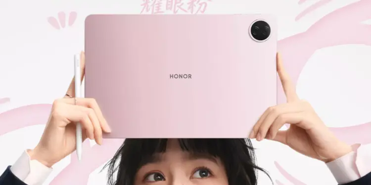 Seseorang memegang Honor Win Pad warna pink beserta pena stylus di atas kepala.