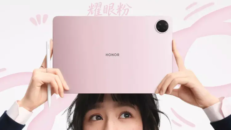 Seseorang memegang Honor Win Pad warna pink beserta pena stylus di atas kepala.